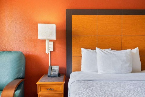 La Quinta Inn by Wyndham Phoenix Sky Harbor Airport - image 25