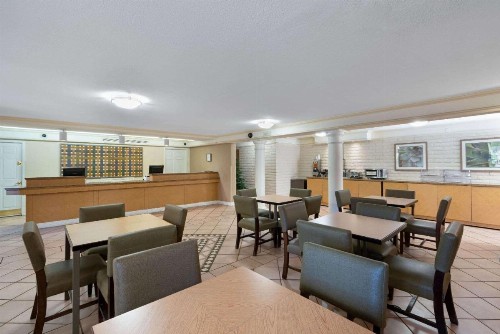 La Quinta Inn by Wyndham Phoenix Sky Harbor Airport - image 29