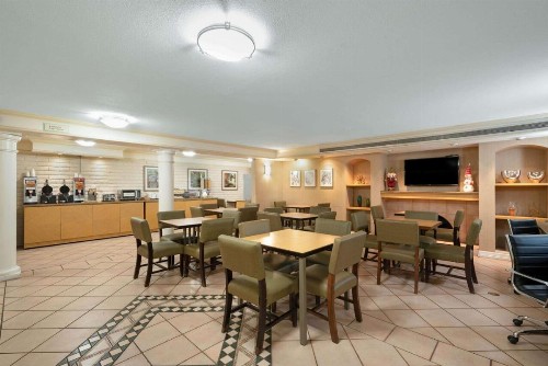 La Quinta Inn by Wyndham Phoenix Sky Harbor Airport - image 3