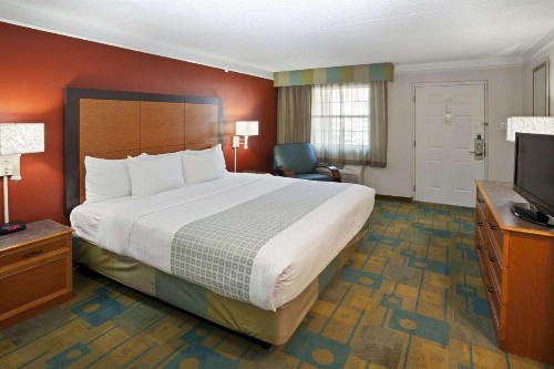 La Quinta Inn by Wyndham Phoenix Sky Harbor Airport - image 31