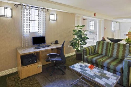 La Quinta Inn by Wyndham Phoenix Sky Harbor Airport - image 35