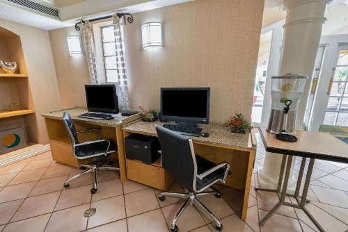 La Quinta Inn by Wyndham Phoenix Sky Harbor Airport - image 4
