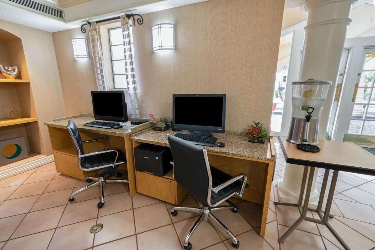 La Quinta Inn by Wyndham Phoenix Sky Harbor Airport - image 4