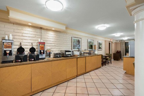 La Quinta Inn by Wyndham Phoenix Sky Harbor Airport - image 5