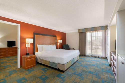 La Quinta Inn by Wyndham Phoenix Sky Harbor Airport - image 6