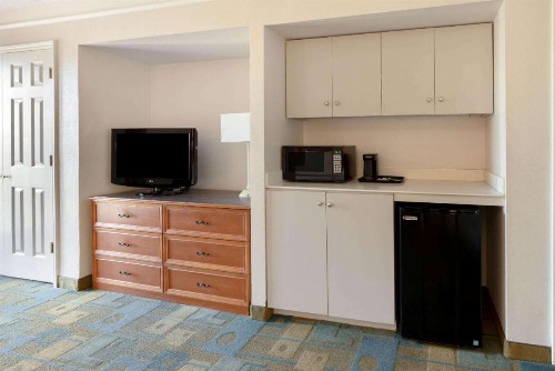 La Quinta Inn by Wyndham Phoenix Sky Harbor Airport - image 7