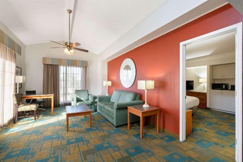 La Quinta Inn by Wyndham Phoenix Sky Harbor Airport - image 8