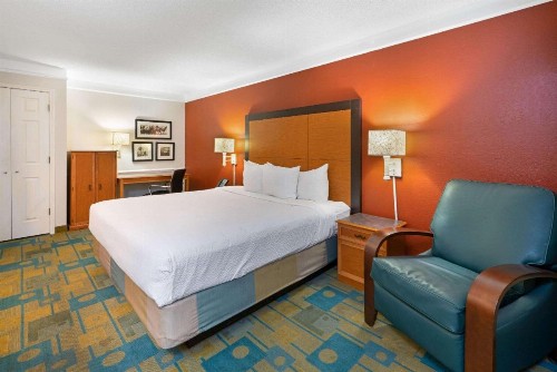 La Quinta Inn by Wyndham Phoenix Sky Harbor Airport - image 9