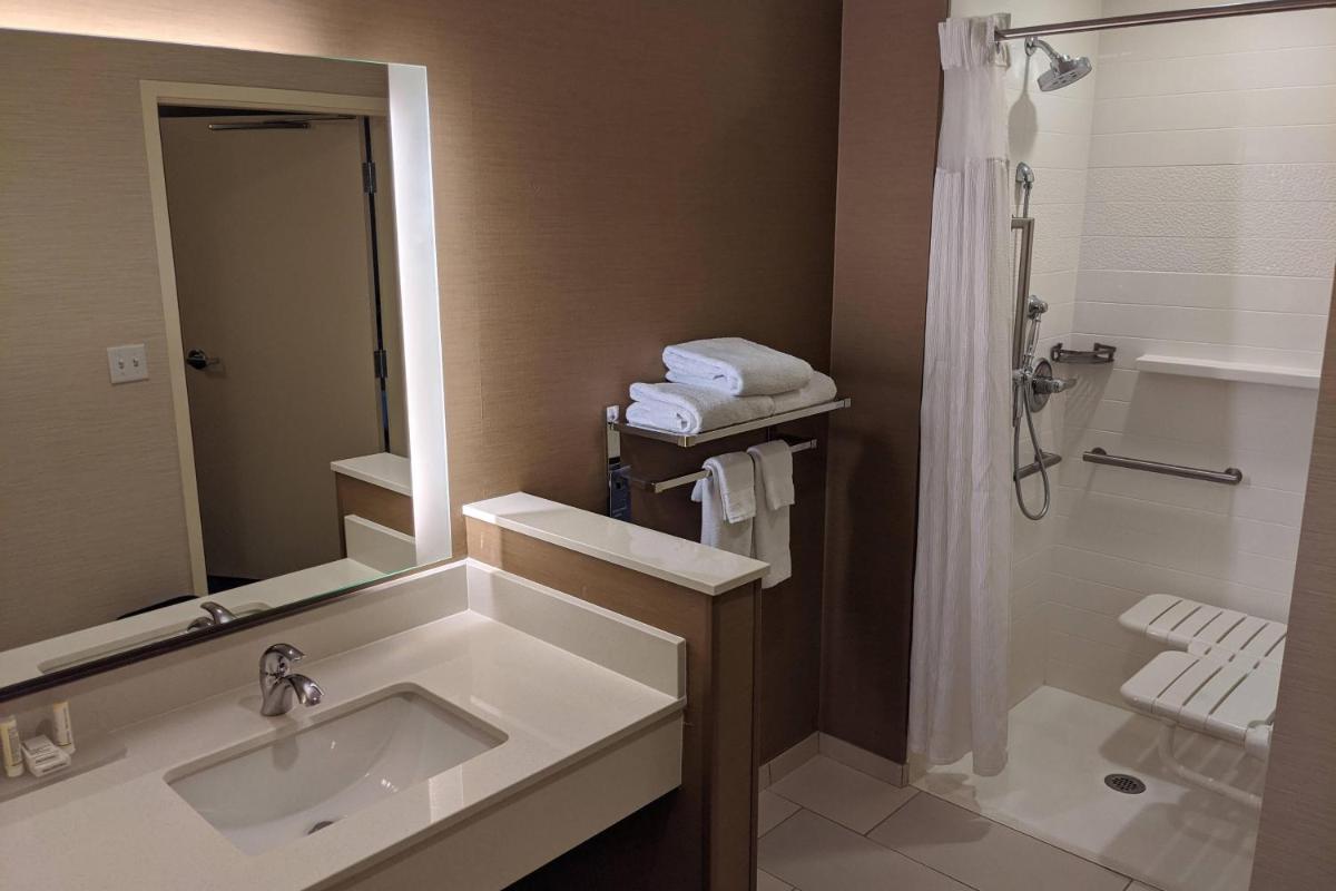 Fairfield Inn & Suites by Marriott Phoenix Tempe/Airport - image 2