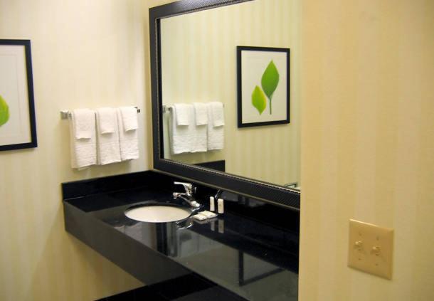 Fairfield Inn and Suites by Marriott Tampa North - image 2