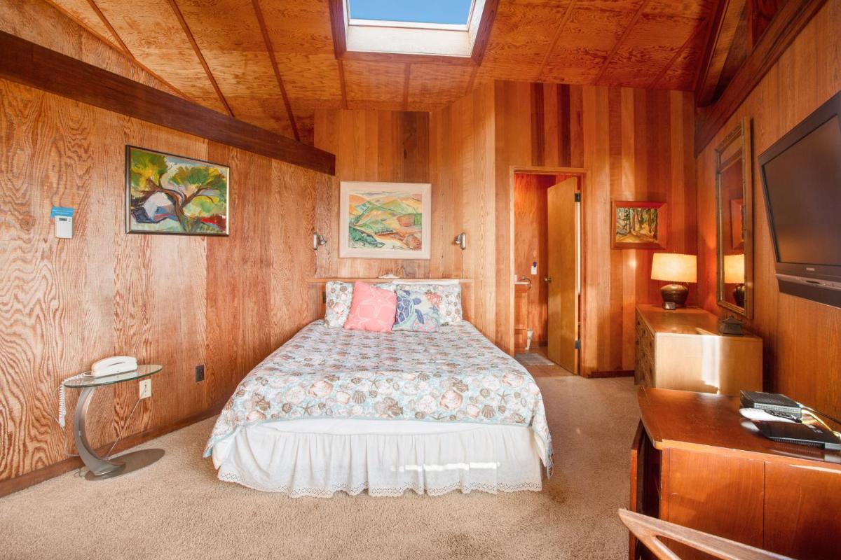Curtis-Moulton Retreat - image 7