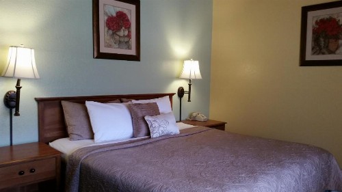 Western Holiday Lodge - image 11