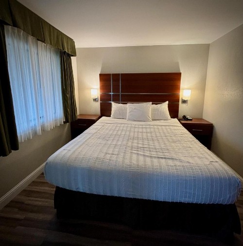 Western Holiday Lodge - image 2