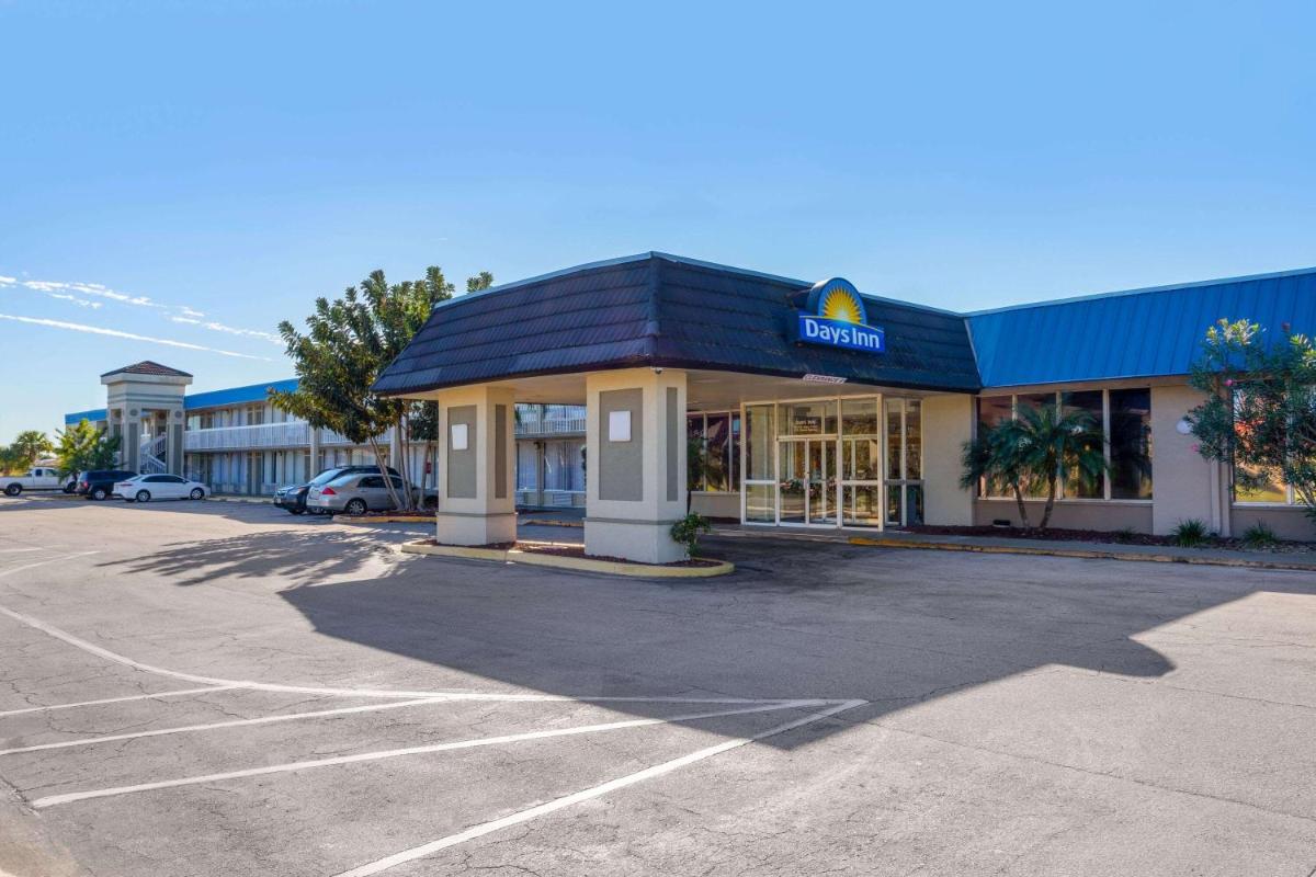 Days Inn by Wyndham Titusville Kennedy Space Center - image 2