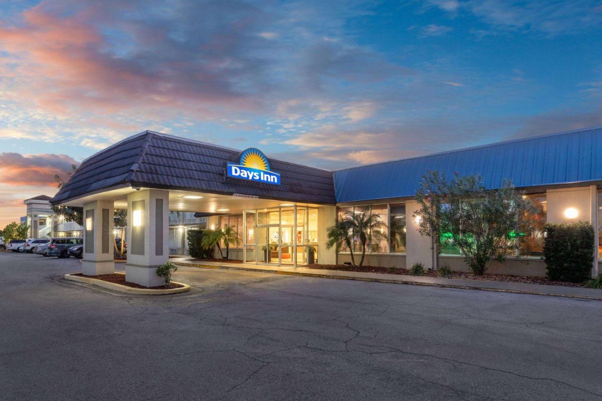 Days Inn by Wyndham Titusville Kennedy Space Center - image 3