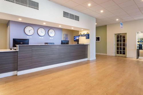 Days Inn by Wyndham Titusville Kennedy Space Center - image 4