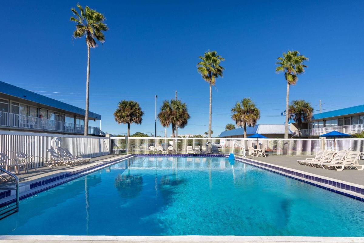 Days Inn by Wyndham Titusville Kennedy Space Center - image 6