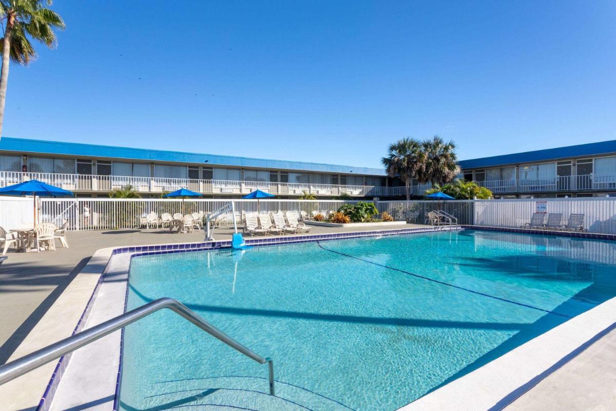 Days Inn by Wyndham Titusville Kennedy Space Center - image 7