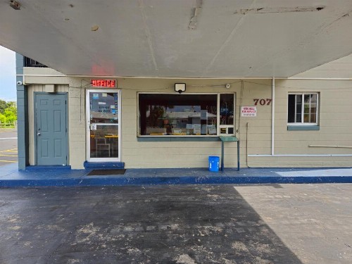 Three Oaks Motel - Titusville - image 3