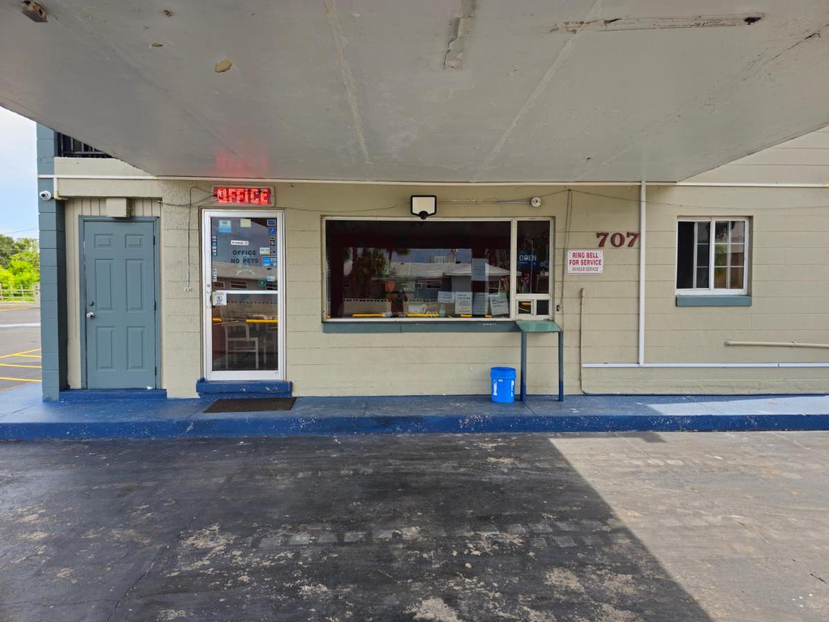 Three Oaks Motel - Titusville - image 3