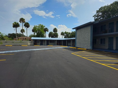 Three Oaks Motel - Titusville - image 4