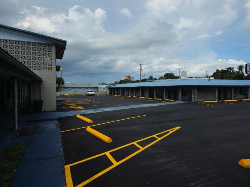 Three Oaks Motel - Titusville - image 5