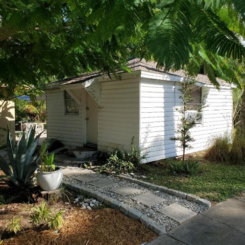 1 Beige Cozy Bungalow and 1 White Cozy Efficiency Cottage in Titusville - image 10