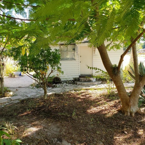 1 Beige Cozy Bungalow and 1 White Cozy Efficiency Cottage in Titusville - image 19
