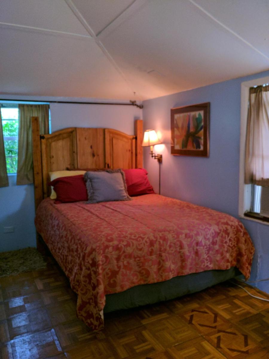 1 Beige Cozy Bungalow and 1 White Cozy Efficiency Cottage in Titusville - image 4