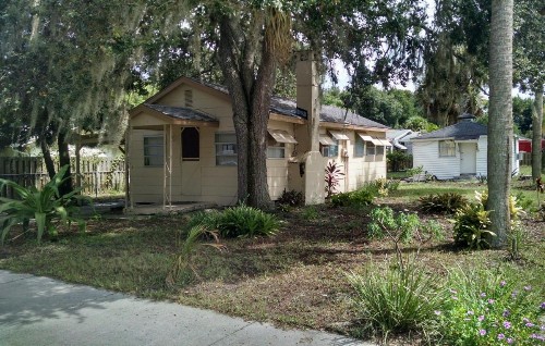 1 Beige Cozy Bungalow and 1 White Cozy Efficiency Cottage in Titusville - image 6
