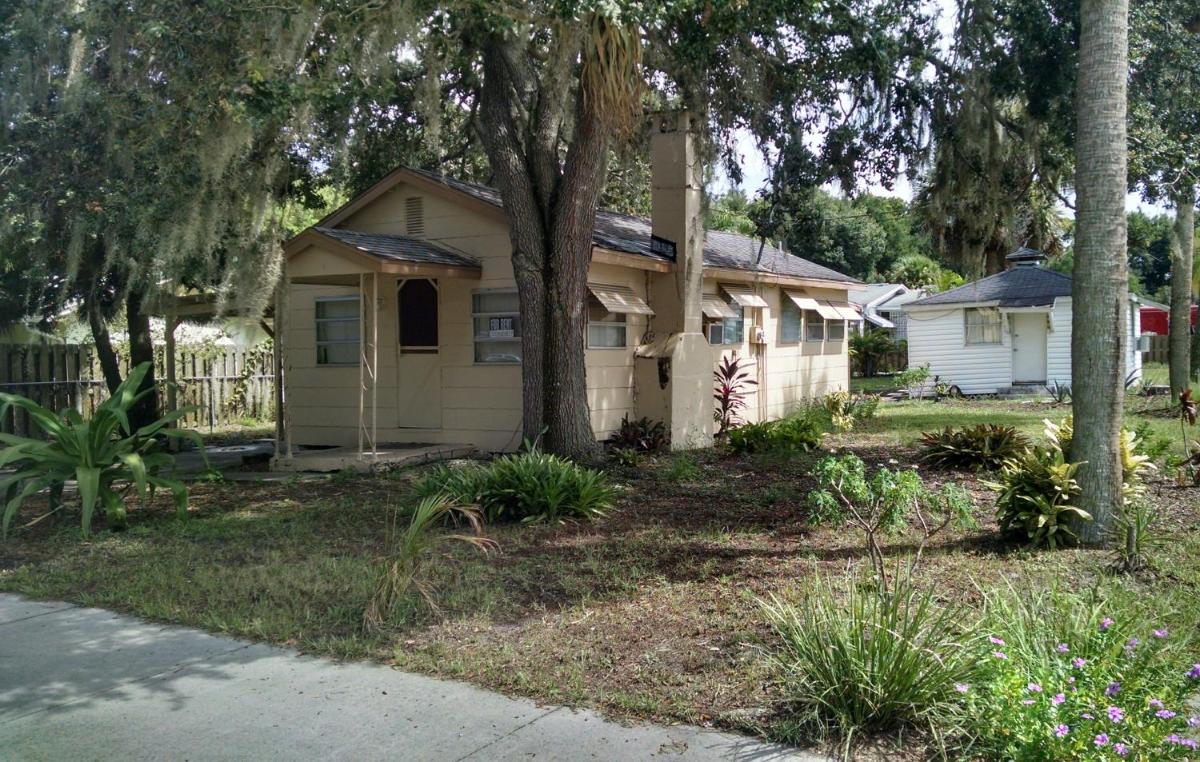 1 Beige Cozy Bungalow and 1 White Cozy Efficiency Cottage in Titusville - image 6