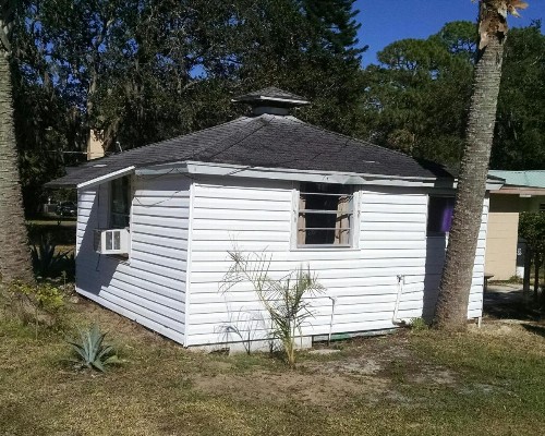 1 Beige Cozy Bungalow and 1 White Cozy Efficiency Cottage in Titusville - image 9
