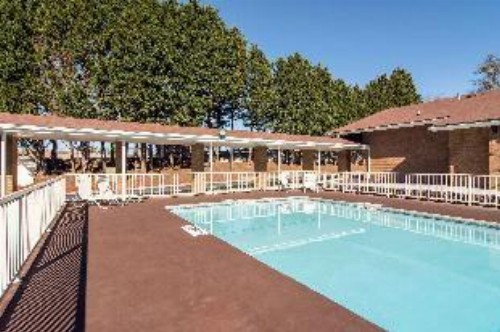 Toccoa Inn & Suites - image 2