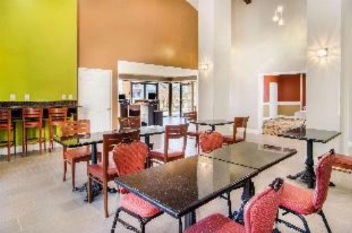 Toccoa Inn & Suites - image 3