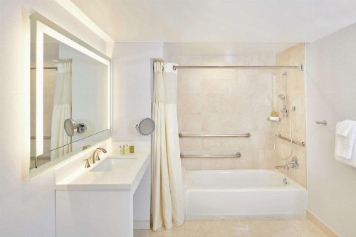 DoubleTree by Hilton Torrance - South Bay - image 11