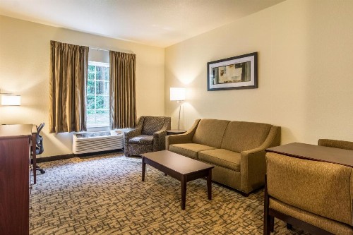 Cobblestone Hotel & Suites - Torrington - image 2