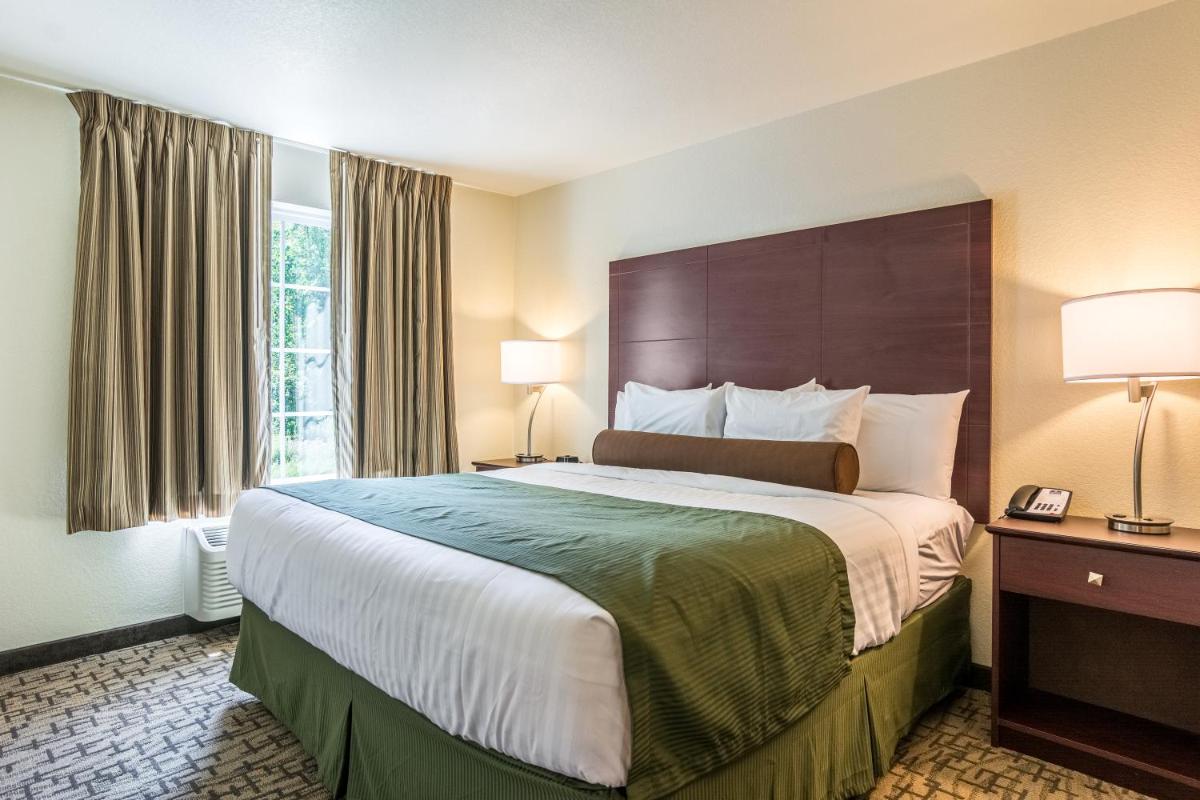 Cobblestone Hotel & Suites - Torrington - image 5