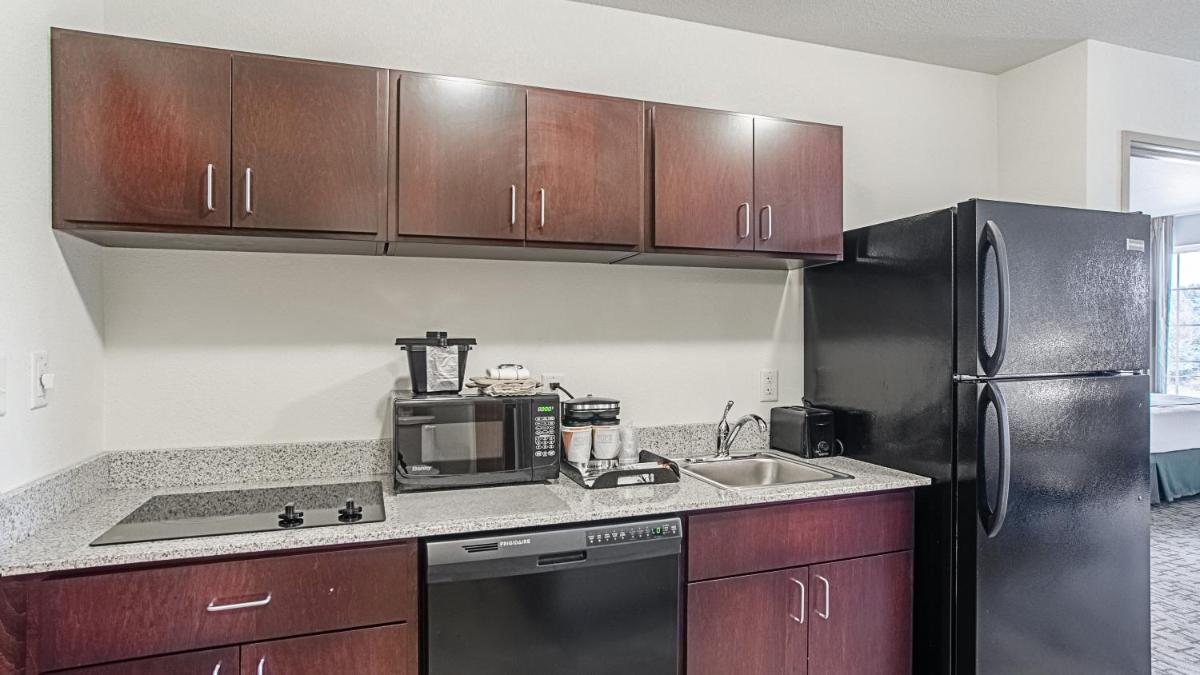 Cobblestone Hotel & Suites - Torrington - image 7