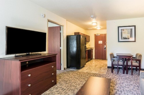 Cobblestone Hotel & Suites - Torrington - image 9