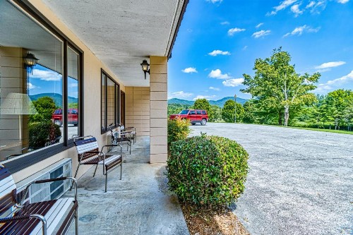 Highland Manor Inn - image 6