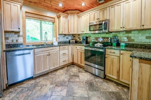 Bearmont Lodge Cabin - image 11