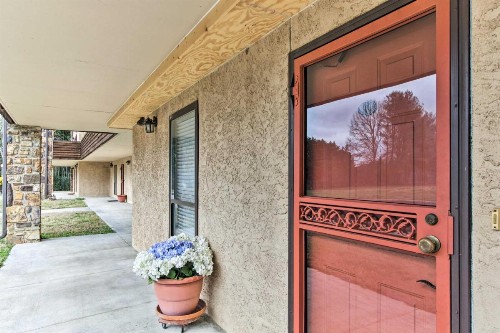 Riverfront Condo Less Than 2 Miles From the National Park! - image 11
