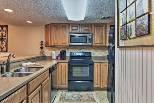 Riverfront Condo Less Than 2 Miles From the National Park! - image 9