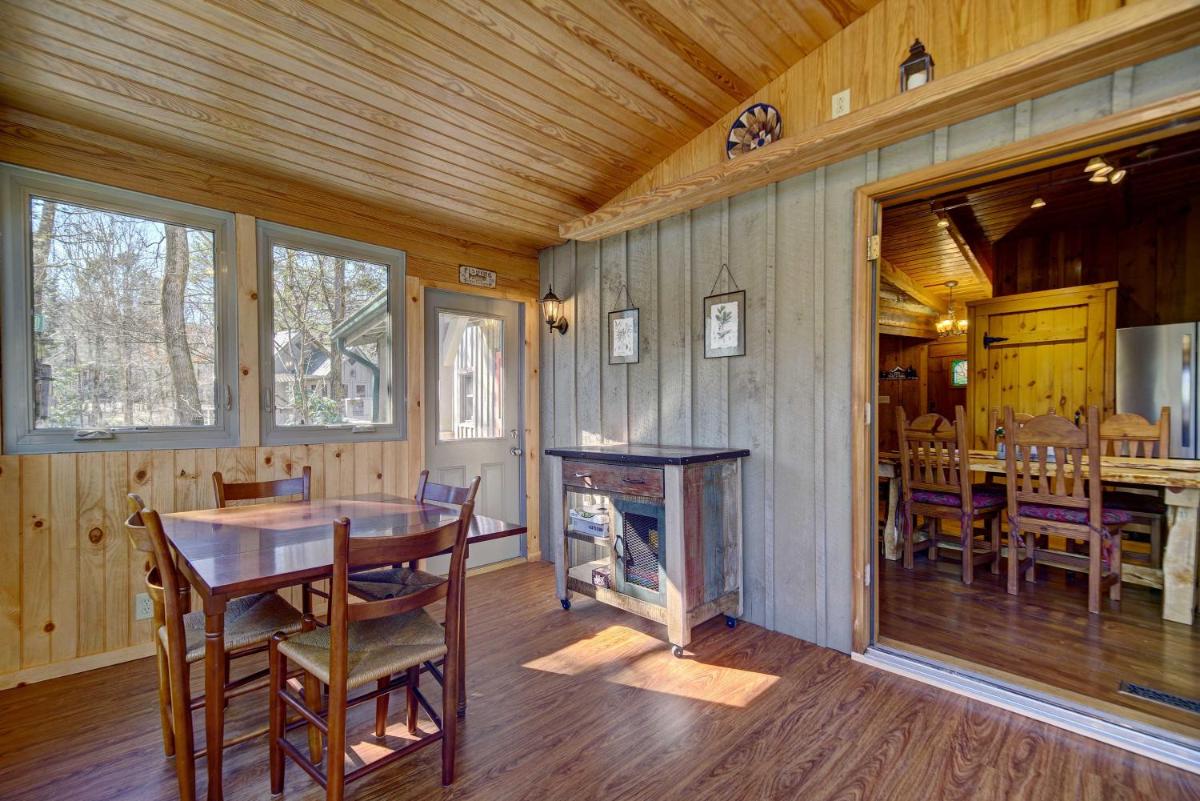 Cozy Log Cabin 6 Mi to Great Smoky Mtns NP! - image 7