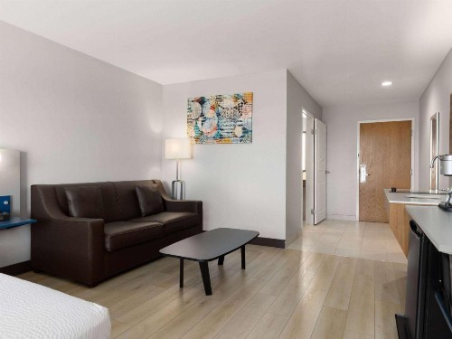 Microtel Inn & Suites by Wyndham Tracy - image 38