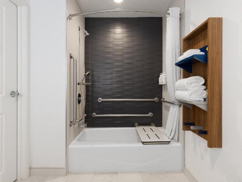 Microtel Inn & Suites by Wyndham Tracy - image 42