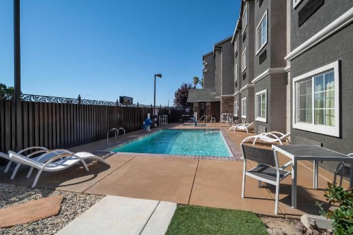 Microtel Inn & Suites by Wyndham Tracy - image 9