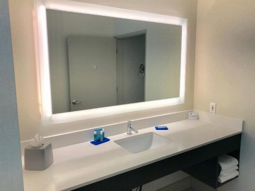 Holiday Inn Express & Suites Tracy an IHG Hotel - image 5