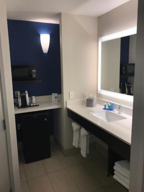 Holiday Inn Express & Suites Tracy an IHG Hotel - image 9