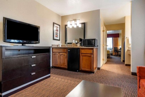 Best Western Luxury Inn - image 4